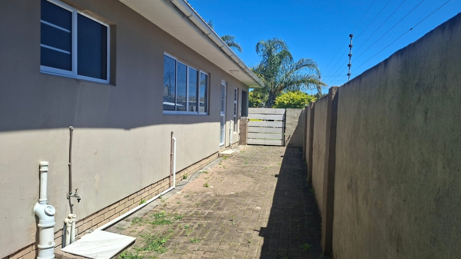 4 Bedroom Property for Sale in Sunrise On Sea Eastern Cape